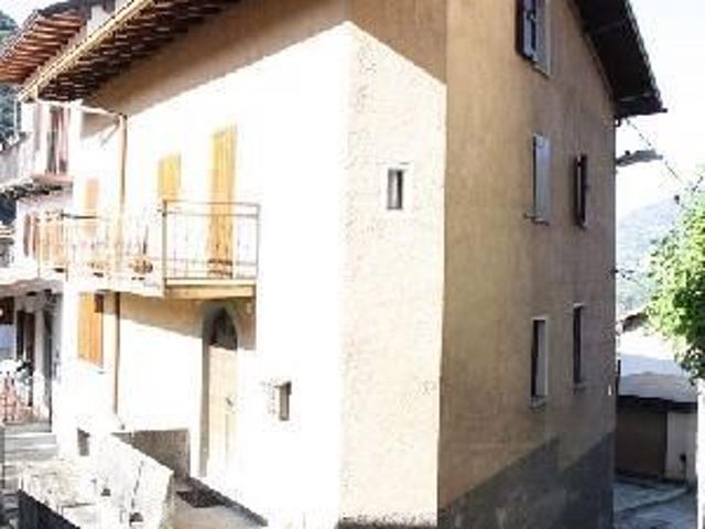 4 1/2 Zimmer Dorfhaus mit Garage und Garten in Italien / house in the core of 4 1/2 rooms with garage and garden