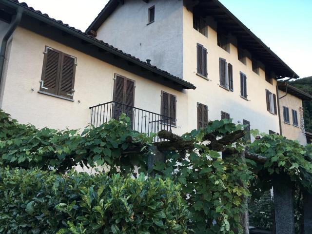 4 1/2 Zimmer Dorfhaus mit Pergola 4 1/2 Zimmer Finca mit Pergola
