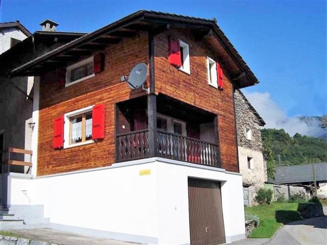 4 1/2 Zimmer Eck Chalet mit Balkon und Gartensitzplatz / chalet di 4 1/2 locali con balcone e giardino