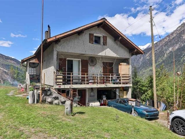 4 1/2 Zimmer Einfamilienhaus mit Garten und toller Aussicht sowie 5000m2 Wiesland / 4 1/2 Zimmer Einfamilienhaus mit schöner Aussicht und 5000m2 Wiesenland