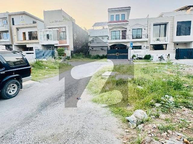 4.4 Marla Top Category Plot Available For Sale With Extra Land