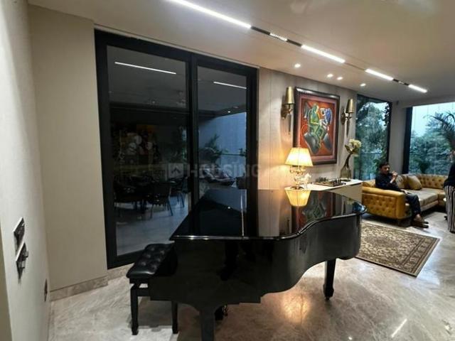 4.5 BHK Independent Builder Floor in DLF Phase 1 for rent Gurgaon. The reference number is 20296795