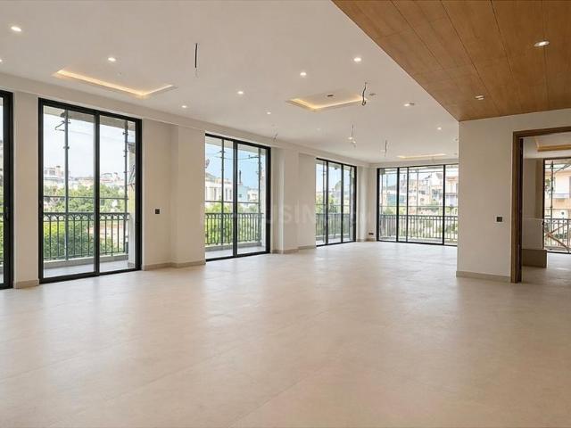 4.5 BHK Independent Builder Floor in Safdarjung Development Area for resale New Delhi. The reference number is 20080409