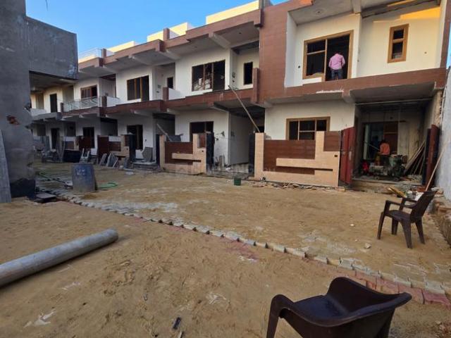 4.5 BHK Villa in Chipiyana Buzurg for resale Ghaziabad. The reference number is 16520081