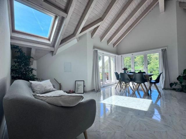 4.5 Dachwohnung, 2 Terrassen, ca. 32 m² Aussenfläche, schöner Aussicht und garagenbox