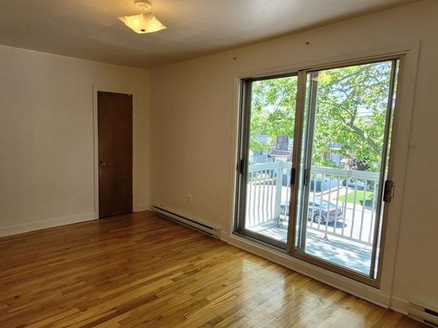 4.5 Haut Triplex Tranquille Près Sauvé