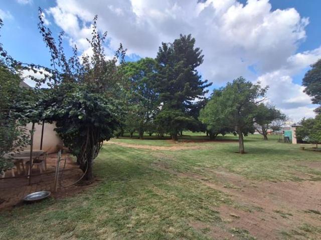 4.5 ha Land available in Blue Hills