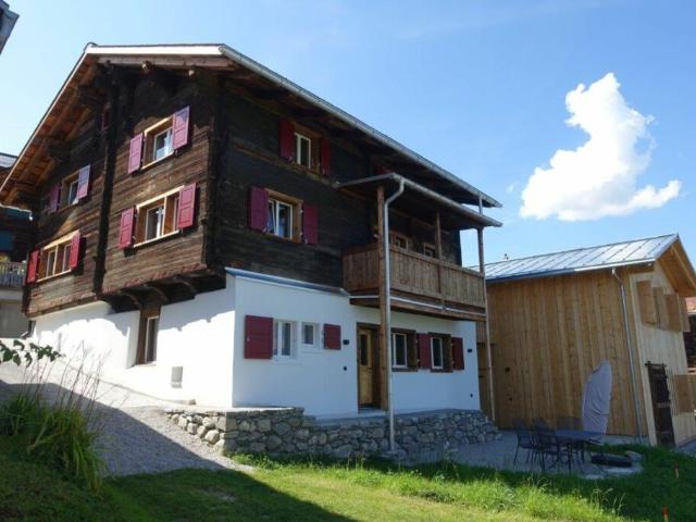 4.5 Zimmer Ferienwohnung Nr. 2 in einem historischen Zweifamilienhaus in Luven