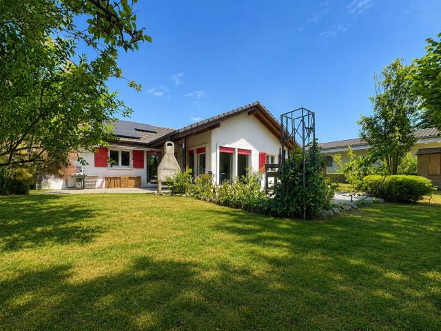 4,5 Zimmer freistehende Villa mit eigenständigem Studio