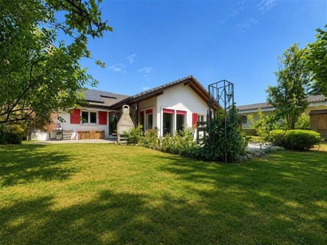 4,5 Zimmer freistehende Villa mit eigenständigem Studio