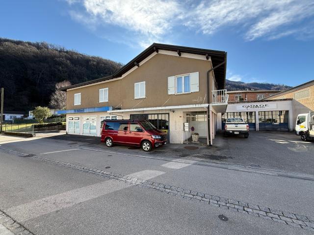 4,5 ZIMMER HAUS MIT GROSSER GARAGE UND PARKPLÄTZEN