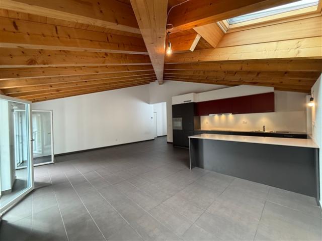 4,5 Zimmer Penthouse Wohnung, umgeben von Grün in Cadro