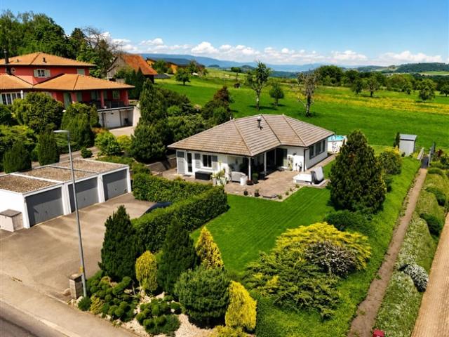 4,5 Zimmer Villa mit einstöckigem Haus und Schwimmbad, Jacuzzi, Kinoraum und 3 Garagenboxen
