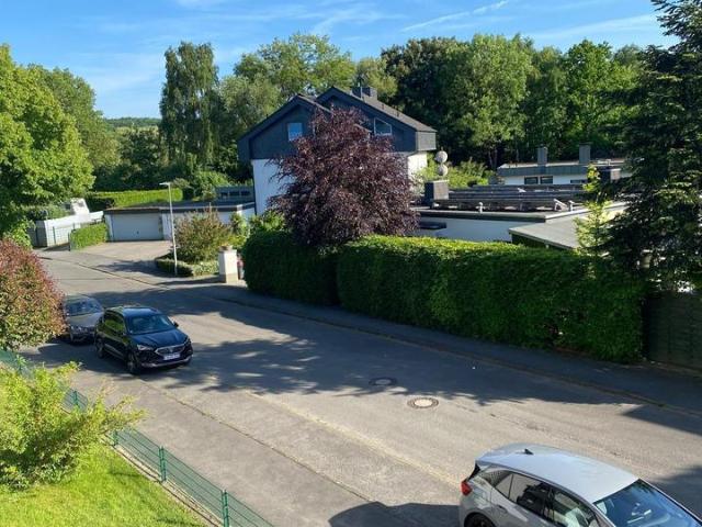 4,5 Zimmer Wohnung mit Balkon und Garage in guter Lage
