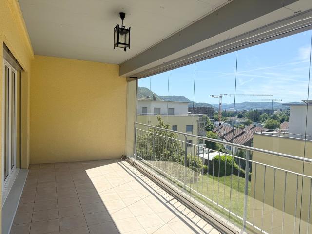 4.5 ZIMMERWOHNUNG MIT GROSSZÜGIGEM BALKON UND VIELSEITIGEN NEBENRÄUMEN
