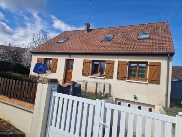 4ch voir 5ch sous sol coeur de village Montfort le gesnois