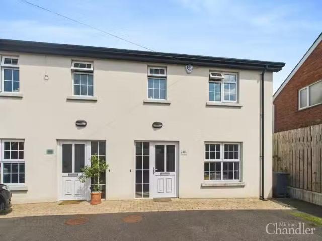 4b Woodbreda Crescent