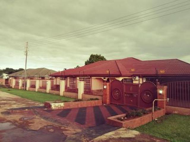 4bedrooms house on available at lwamondo