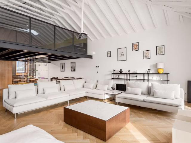 Executive 4BR Villa in Lisbon with Gym and Garage