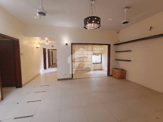 500 Square Yards Well Maintained Bungalow for Sale
