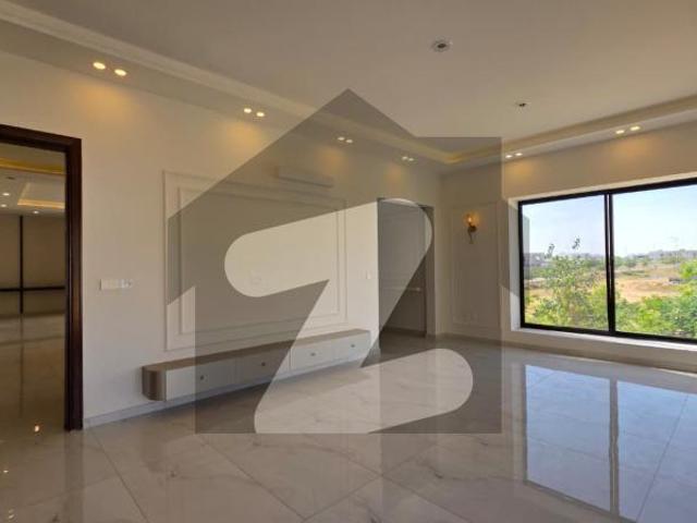 500 Sq Yd Luxury Villa FOR SALE. 2km From Entrance Of BTK. 6 Bed DDL 2 Kitchens Bahria Town Precinct 4