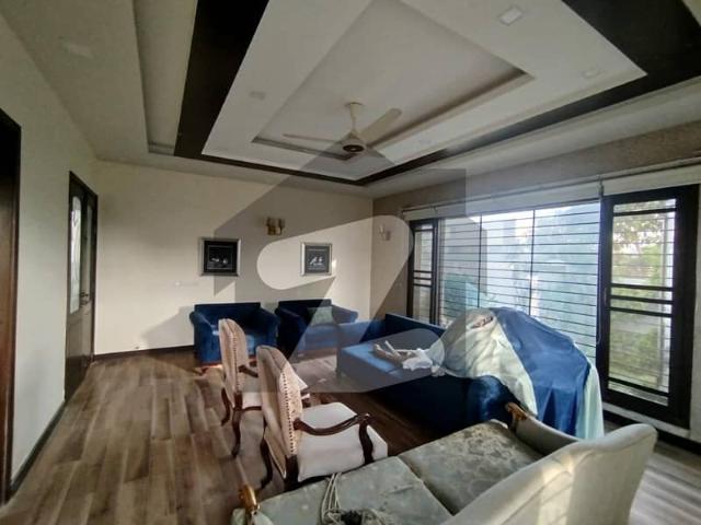 500 sq yd well maintained bungalow with full basement for sale in dha phase 8