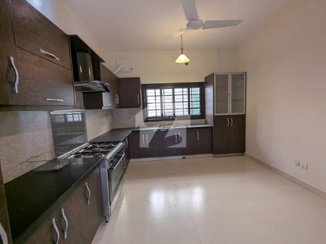 500 Yards First Floor Portion For Rent Only For Multinational And Bankers