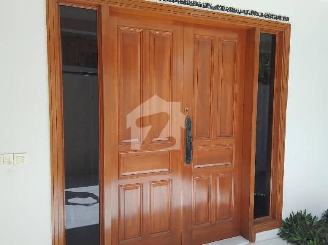 500 yards luxury banglow just like new with basement