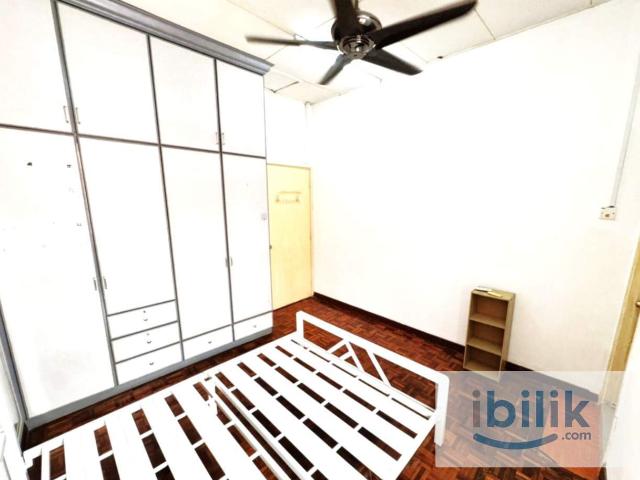500m walk to MRT bandar utama @Middle room available