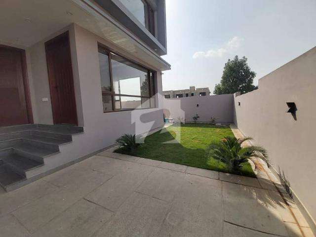 500sq yd Luxury Villa FOR SALE. 2km from Entrance of BTK. 6 Bed DDL 2 Kitchens