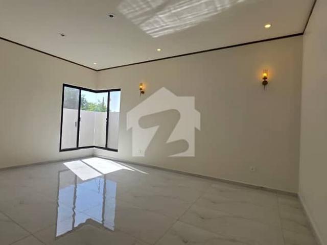 500sq Yd Luxury Villa FOR SALE. 2km From Entrance Of BTK. 6 Bed DDL 2 Kitchens