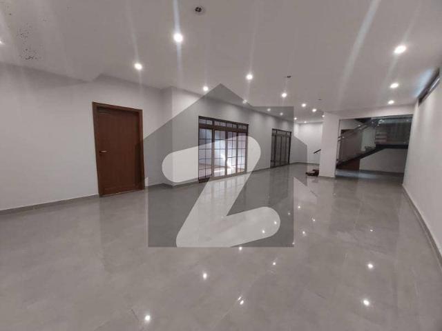 500sq yd Luxury Villa FOR SALE. 2km from Entrance of BTK. 6 Bed DDL 2 Kitchens
