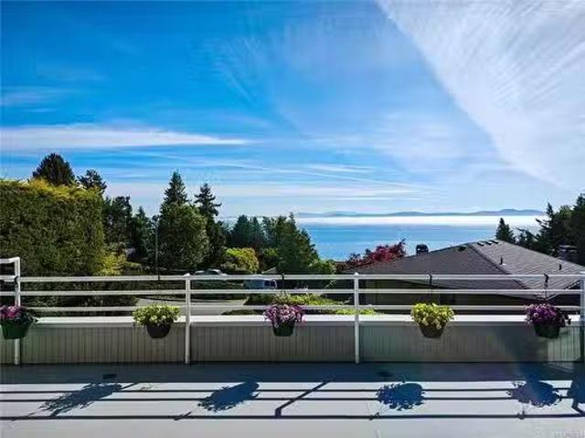 5013 Georgia Park Terr, Saanich, BC, V8Y 2B8 house for sale.