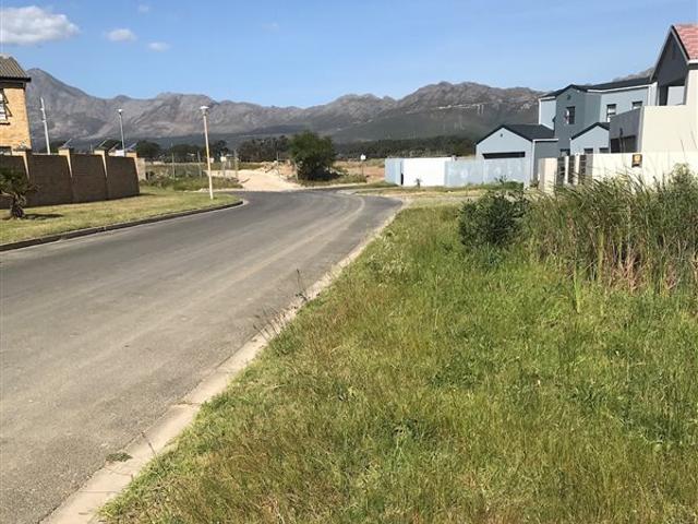 502 m² Land available in Fairview Golf Estate