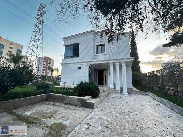 50.yıl Mahallesinde Emsalsiz Havuzlu Villa