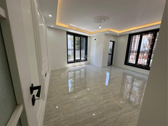 50. Yıl Mhl Satılık Köşe Başı Daire A Cadde Üstü Balkonlu