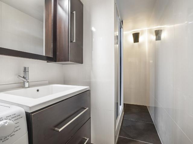50 square meter apartment on the 3rd floor entirely overlooking a tree filled courtyard, Paris Amsterdam Apartments for Rent
