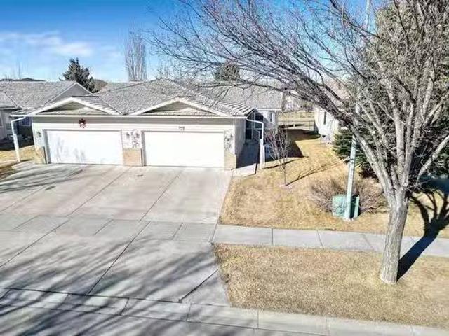 521 Riverside Drive Nw, High River, AB, T1V 1T5 house for sa.