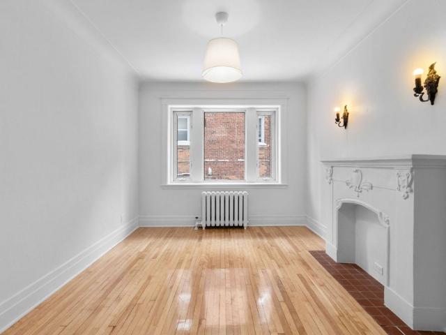 5221 Av. du Parc, Montréal Le Plateau Mont Royal, QC H2V