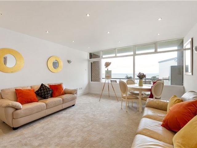 525,000 | 6 Maretimo House, Maretimo Gardens East, Blackrock, Co. Dublin Lisney Sotheby's International Realty Blackrock 4836 MyHome. Ie Residential