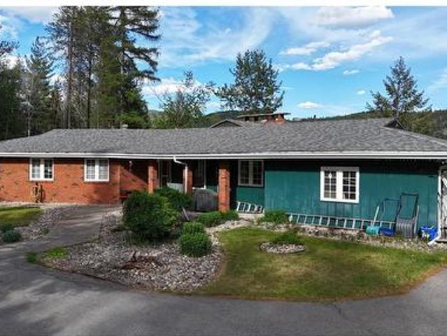 525 Fairview Drive, Castlegar, BC, V1N 3S8 house for sale | Listing ID 10388 | Royal LePage