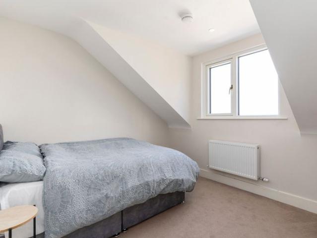 52 GLASTHULE ROAD