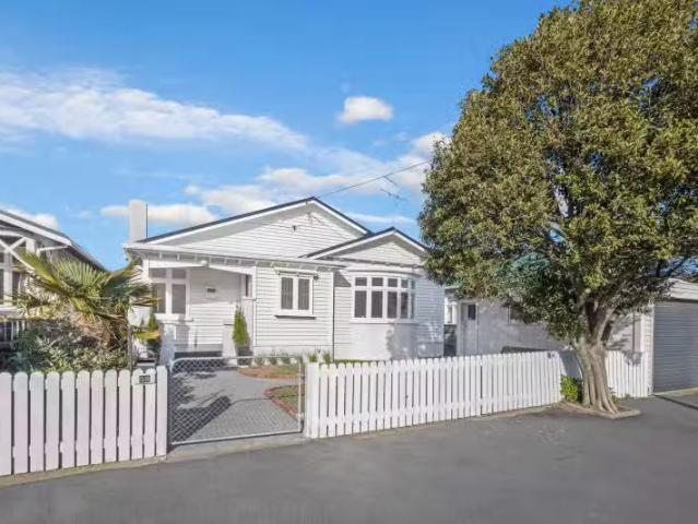 52 Puru Crescent, Lyall Bay, Wellington City