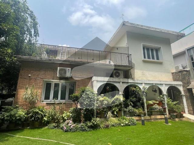 533 sq yd corner house for sale F 6/1