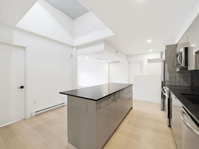 5350 Av. Victoria, #201