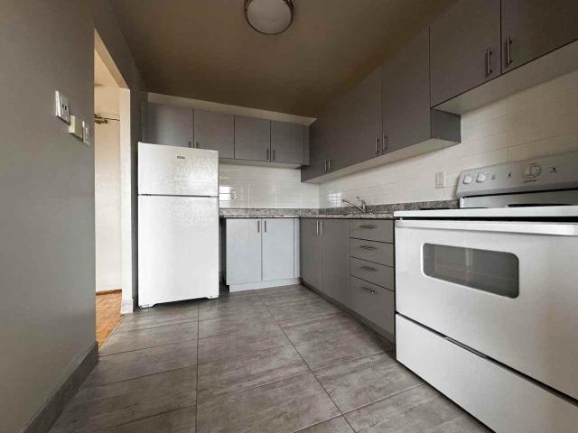 549 573 North Service Road 3 Bedroom Apartment for Rent at 549 North Service Rd, Mississauga, ON L5A 1B5 Cooksville