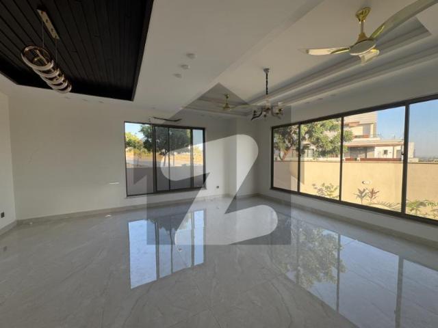 550 Sq Yd Corner Category Villa For Sale Precinct 4, BTK. A+ Construction | 5 or 6 Beds | Drawing, Dining, Lounge, Modern Kitchen & Greasy Kitchen. Just 3 Min Drive from Main Gate | Near Park, Mosque, Midway Commercial & Bahria Head Office. Bahria Town Precinct 4