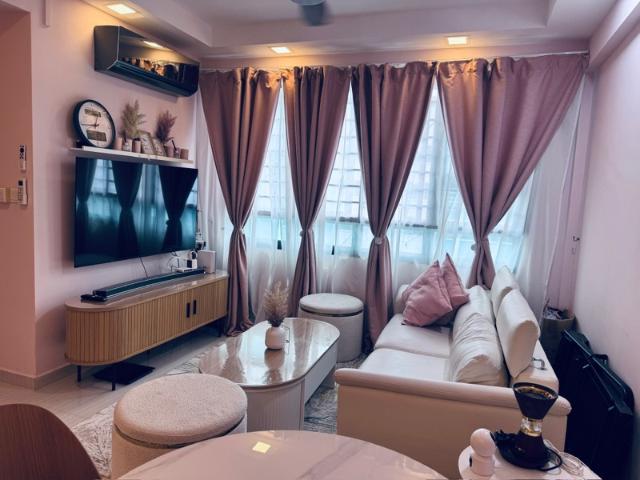 550A Segar Road HDB Apartment For Sale, $550,000, 2 Bed 2 Bath 721 sqft $763.00 psf