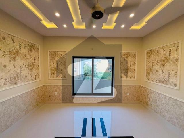 555 Square Yards House In F 10