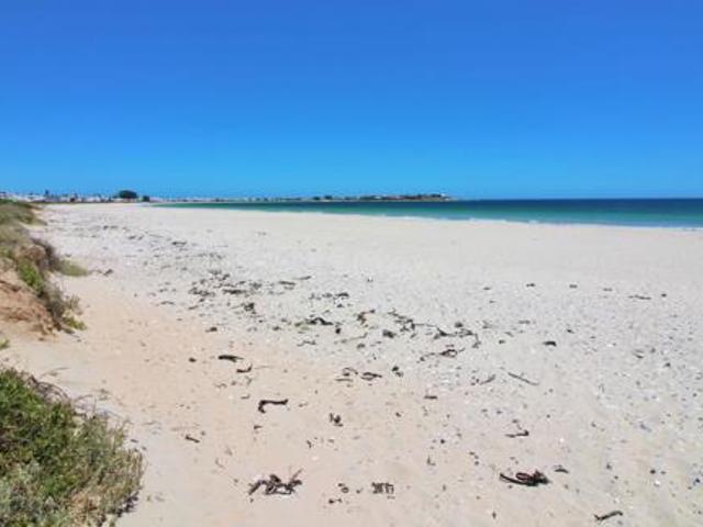 560 m² Land available in Britannia Bay